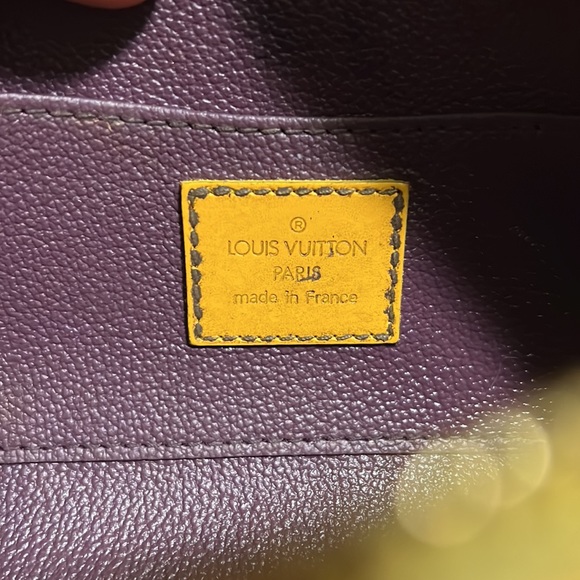 LOUIS VUITTON EPI CASE - Picture 9 of 10